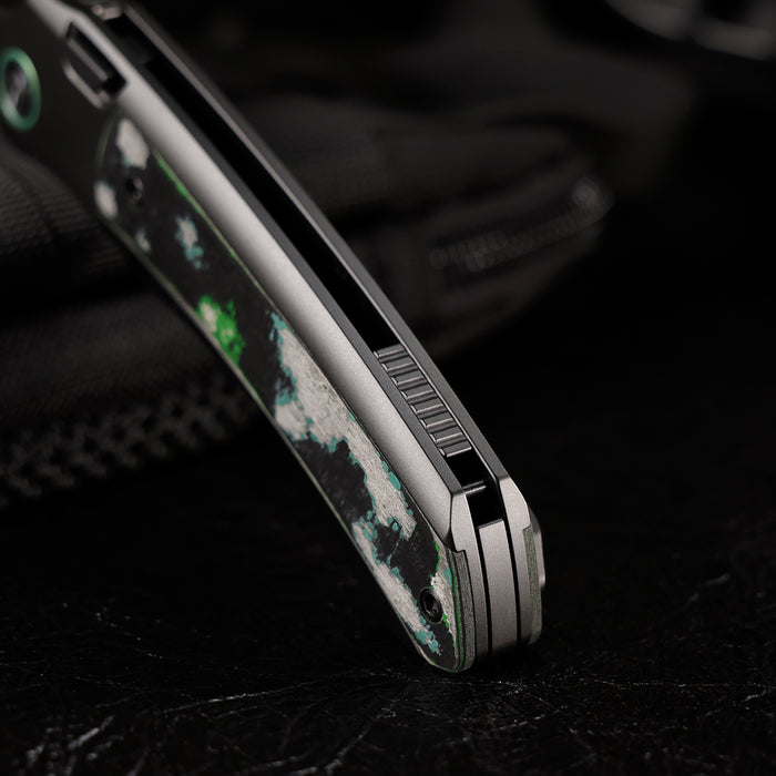 Remette ORCAKDD RT-Orca (M390, Drop Point, Pearlescent DLC, Titanium & Kelp Bed CamoCarbon, Button Frame Lock) Folding Pocket Knife