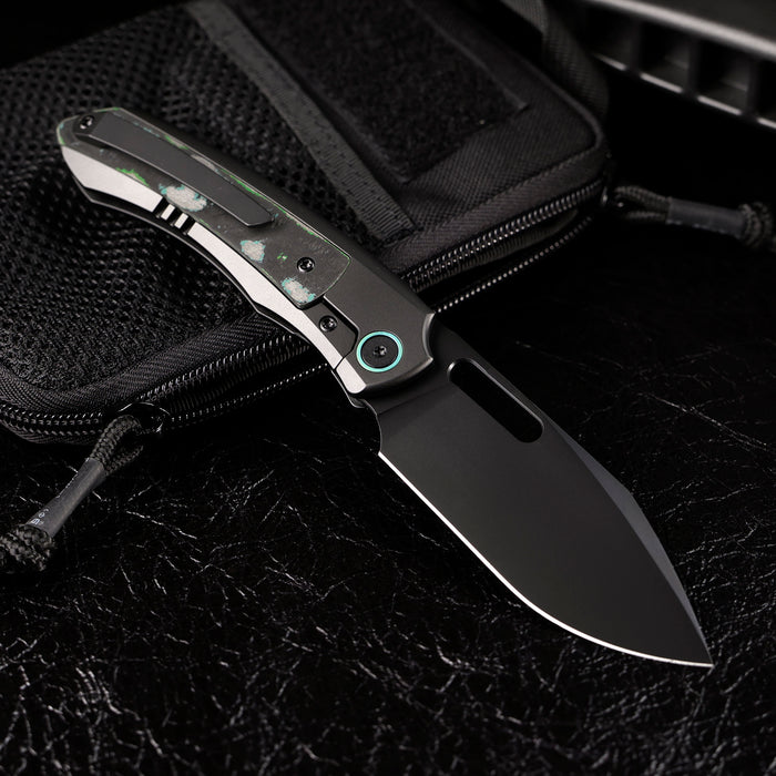 Remette ORCAKDD RT-Orca (M390, Drop Point, Pearlescent DLC, Titanium & Kelp Bed CamoCarbon, Button Frame Lock) Folding Pocket Knife