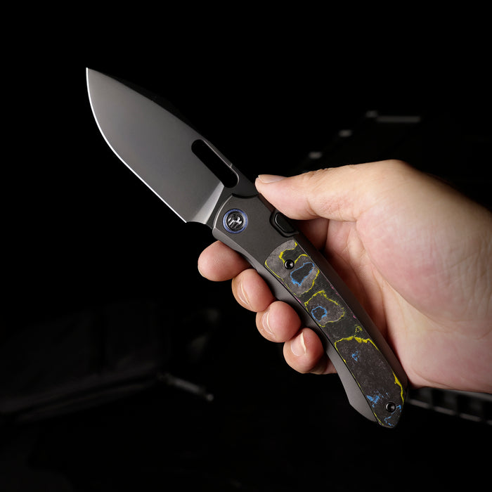 Remette ORCAURD RT-Orca (M390, Drop Point, Pearlescent DLC, Titanium & Ultimate Warrior CamoCarbon, Button Frame Lock) Folding Pocket Knife