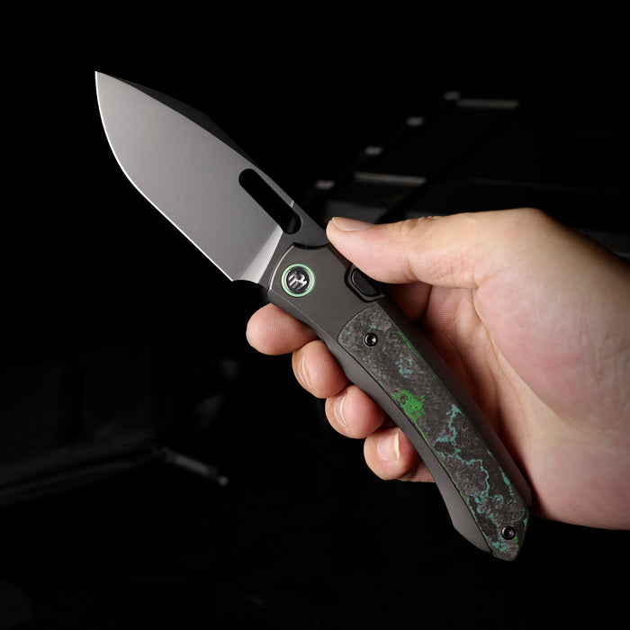 Remette ORCAKDD RT-Orca (M390, Drop Point, Pearlescent DLC, Titanium & Kelp Bed CamoCarbon, Button Frame Lock) Folding Pocket Knife