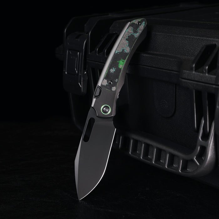 Remette ORCAKDD RT-Orca (M390, Drop Point, Pearlescent DLC, Titanium & Kelp Bed CamoCarbon, Button Frame Lock) Folding Pocket Knife