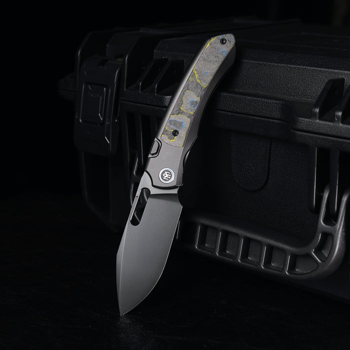 Remette ORCAURD RT-Orca (M390, Drop Point, Pearlescent DLC, Titanium & Ultimate Warrior CamoCarbon, Button Frame Lock) Folding Pocket Knife